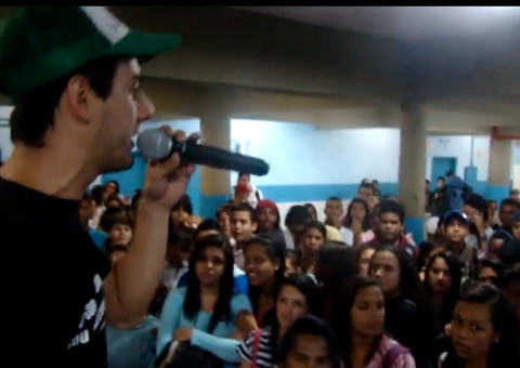 Cantor usa talento contra "moleque" que agrediu seu trabalho no palco