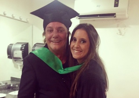Orgulhoso, Fábio Jr. posa ao lado da filha em formatura