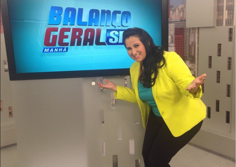 Contratada da Record, Fabíola Gadelha aparece imitando abertura do Fantástico