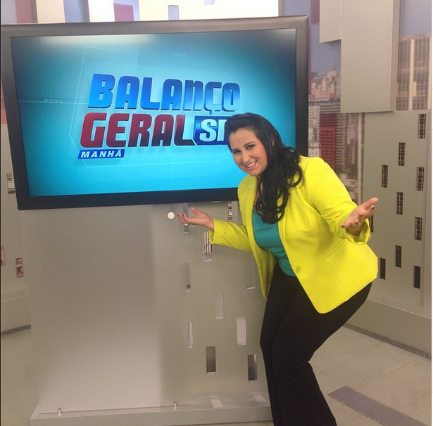 Contratada da Record, Fabíola Gadelha aparece imitando abertura do Fantástico