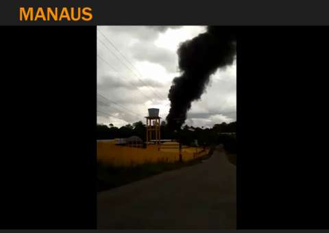 Fábrica de colchões pega fogo em Manaus