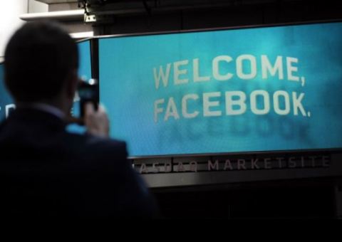 Um ano após entrada na bolsa, ações do Facebook valem 31% a menos