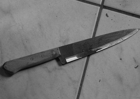 Homem desconfia de traição e se esfaqueia