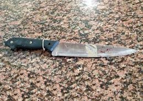 Homem é esfaqueado porque queria o cordão que lhe foi roubado 