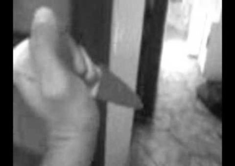 Enciumado, homem mata mulher com oito facadas