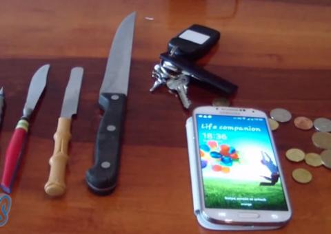 Galaxy S4 resiste até a facadas