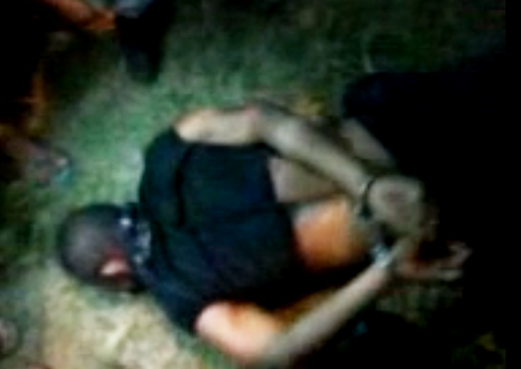 Ladrão de motocicleta leva uns tapas da população enquanto a Polícia não  chega