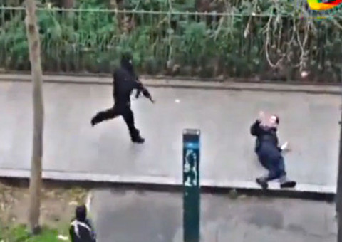 Vídeo mostra homens atirando em policial em ataque em Paris