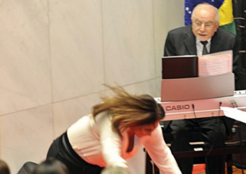 Fafá de Belém cai durante apresentação do Hino Nacional. Veja