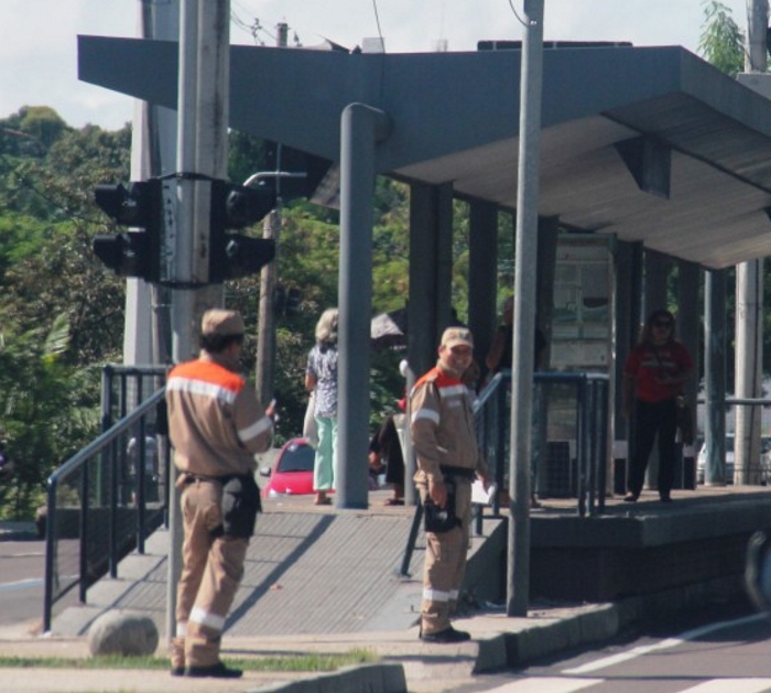 64 multas foram registradas na faixa azul nas primeiras horas do dia