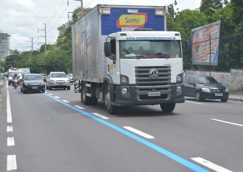 Prefeitura implanta faixa azul na Avenida Mário Ypiranga 