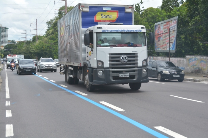 Prefeitura implanta faixa azul na Avenida Mário Ypiranga 