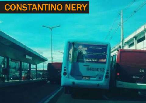 Ônibus desistem de faixa exclusiva e ocupam tudo