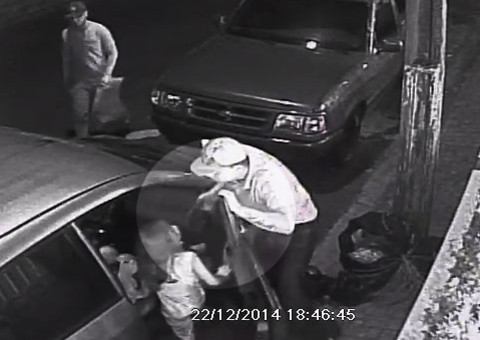 Assaltantes armados usam violência contra mulher e criança em roubo de veículo no Tiradentes