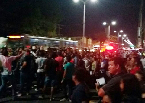 Sem matrícula, universitários fazem protesto e fecham  Constantino Nery