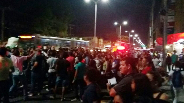 Sem matrícula, universitários fazem protesto e fecham  Constantino Nery