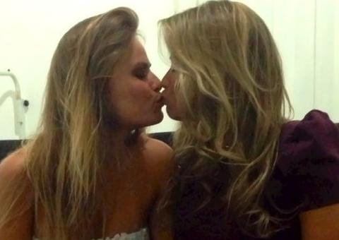 Ex-BBBs Fani e Nati trocam selinhos durante festa