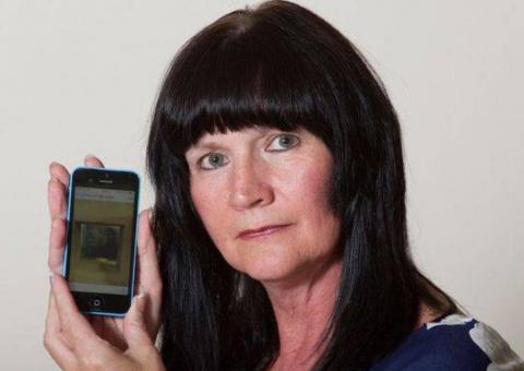 Mulher fotografa fantasma com iPhone em presídio