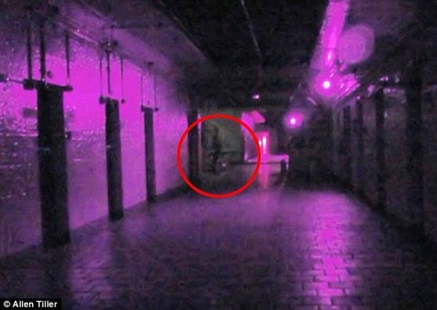 Foto revela imagem de fantasma ajoelhado em asilo da Austrália