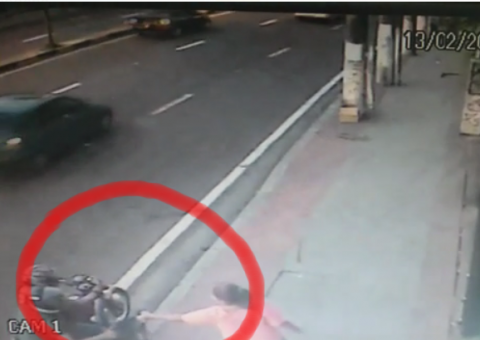 Vídeo: Dupla aparece em moto e rouba mulher em avenida principal de Manaus