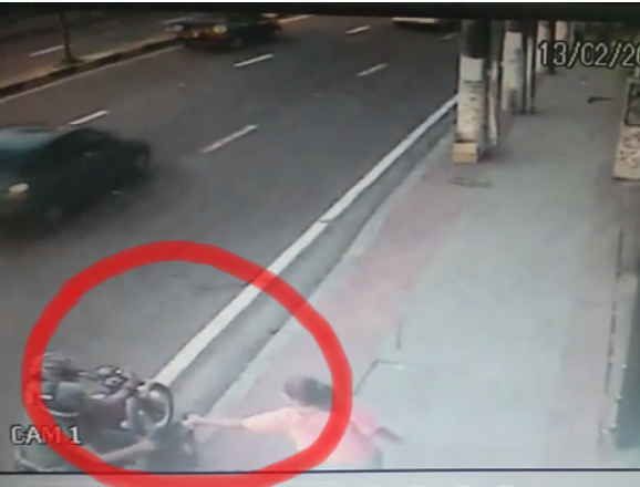 Vídeo: Dupla aparece em moto e rouba mulher em avenida principal de Manaus