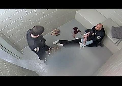 VÍDEO: Mulher fratura o rosto e sangra após ser empurrada por policial em delegacia