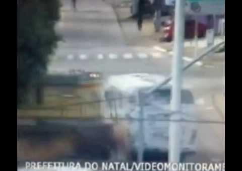 Vídeo do acidente entre trem e ônibus em Natal