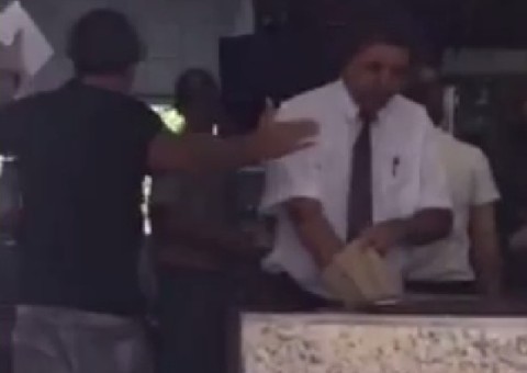 Homem se irrita em fastfood da Djalma, discute com gerente e entra na cozinha; veja