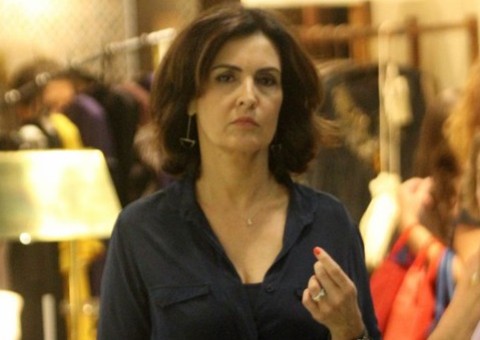 Fátima Bernardes é flagrada na fila para garantir os ovos de páscoa da família