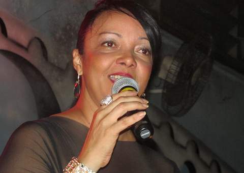 Fátima Silva canta samba no Zero Grau