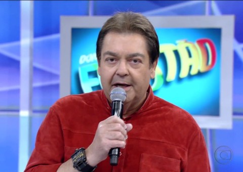 Após polêmica, Fausto silva se desculpa com assistente de palco