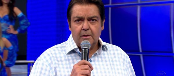 Faustão dá bronca e ameaça demitir bailarinas barraqueiras