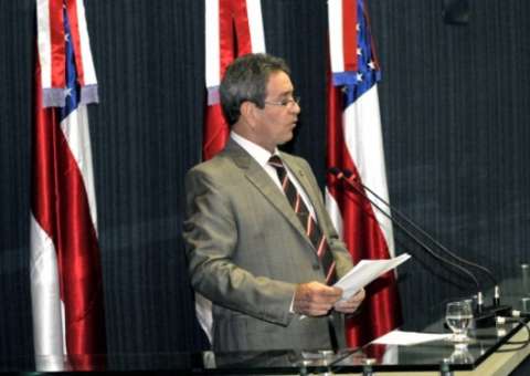 Parlamentar diz que imprensa nacional está sendo usada para atingi-lo