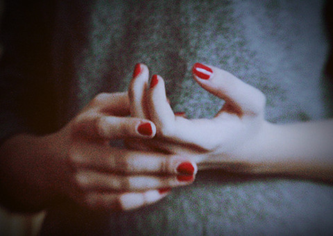 Estudo revela o segredo sobre estalar os dedos. Será se faz mal?