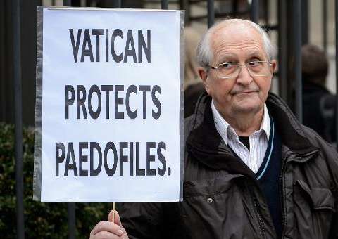 Vaticano anuncia ter expulsado 400 padres por denúncias de pedofilia