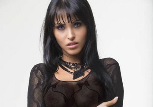 Sósia de Megan Fox lidera votação do concurso Miss Bumbum