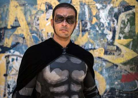 Batman luta por justiça social no Rio de Janeiro