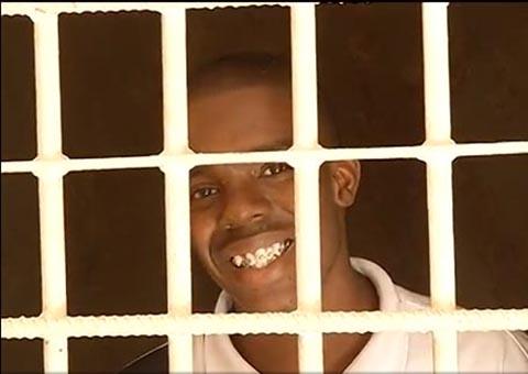 Jovem que quebrou imagens em igreja católica diz ser da Universal