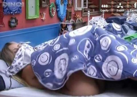 VÍDEO: Fernanda deixando algo à mostra enquanto troca de roupa 