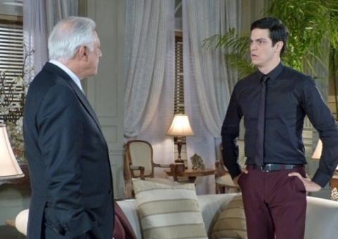 César revela a família que Félix jogou Paulinha no lixo