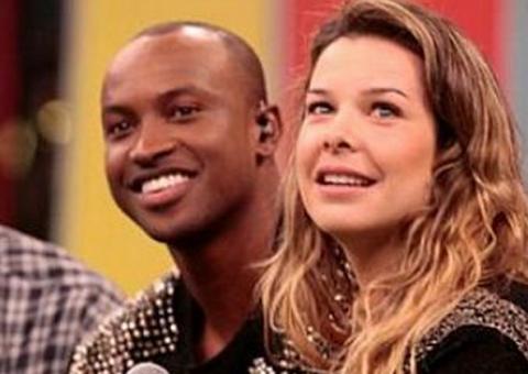  Thiaguinho e Fernanda Souza anunciam noivado