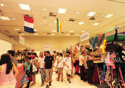  Feira Internacional de Artesanato atrai cerca de 3 mil pessoas em Manaus