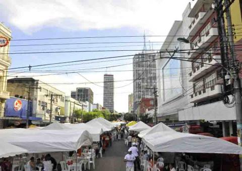 A feira tecida ao longo da velha avenida