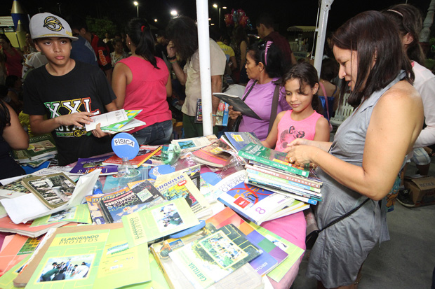 1ª Feira de Livros reúne mais de 1,5 mil pessoas