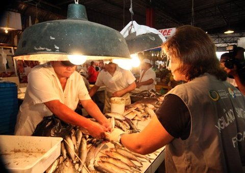 Feirantes da Compensa recebem blitz de orientação