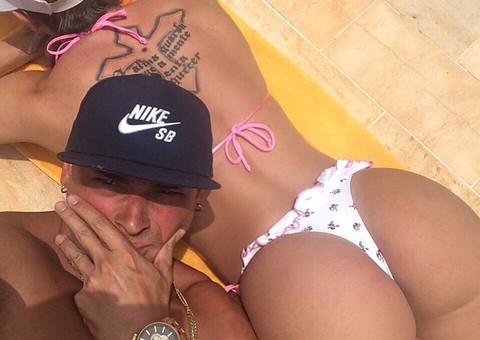 Felipe Franco posa com bumbum de Juju Salimeni para desejar feliz 2015