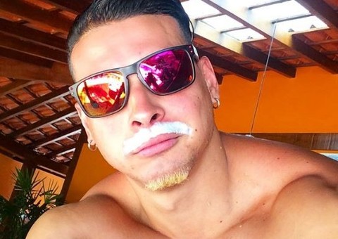 Felipe franco descolore bigode e muda visual 