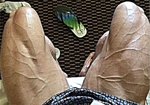 Felipe Franco se supera e mostra veias saltadas na perna