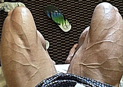 Felipe Franco se supera e mostra veias saltadas na perna