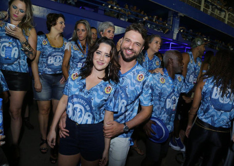 Cássio Reis mostra foto de Fernanda Vasconcellos nua na cama